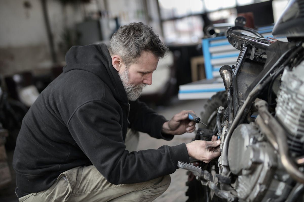 Mechaniker arbeitet am Motor eines Motorrads