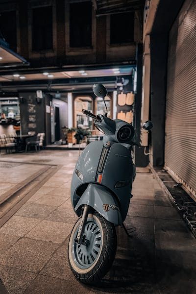Moderner Motorroller abends in der Stadt