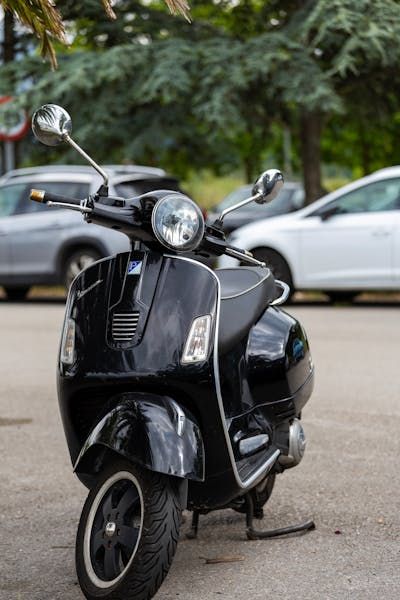 Schwarzer Motorroller im klassischen Design